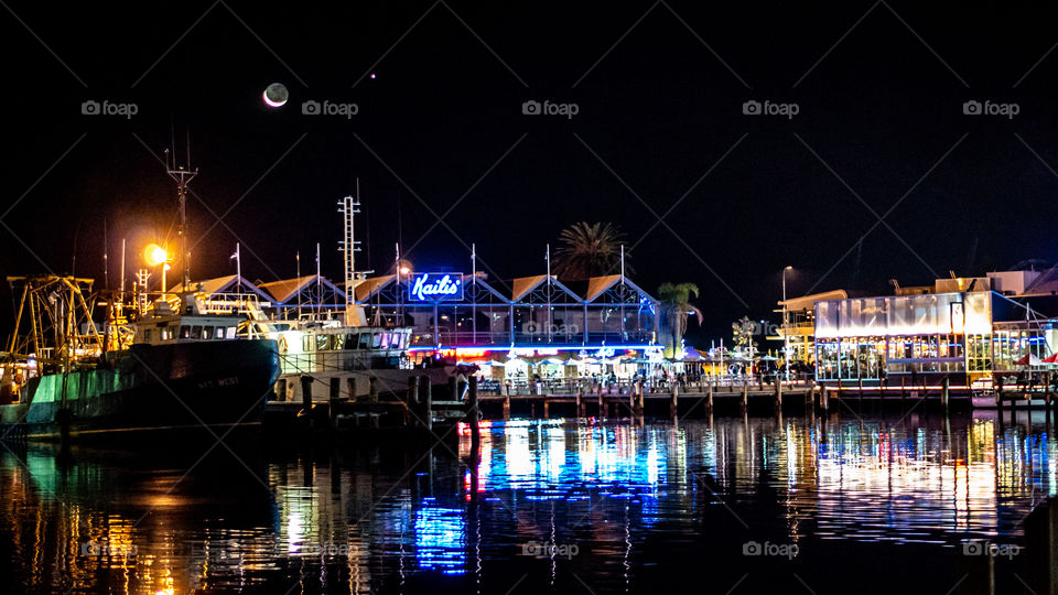 It was a nice day in Fremantle, WA. The moon was really bigger than what I could see in the city. The lights and reflection at the habor at night time was simply perfect. It was so peaceful here, in contrast with the busy life of Fremantle at night.