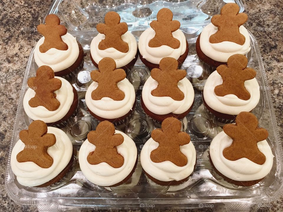 Gingerbread cupcakes with cream cheese frosting and gingerbread men 