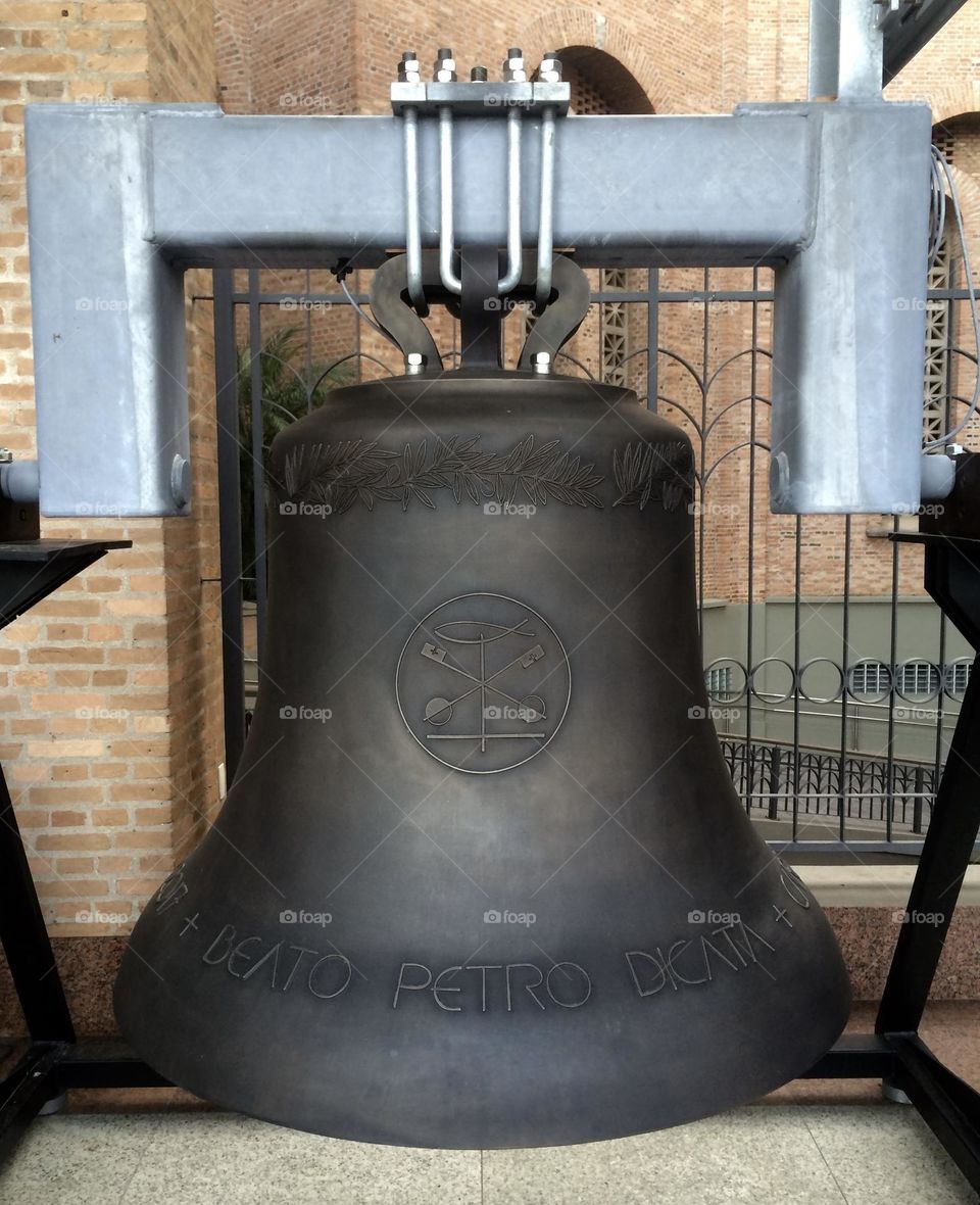 🇺🇸 The great bell of the National Basilica of the Sanctuary of Aparecida (Brazil). One click for those who like mobgraphy! / 🇧🇷 O grande sino da Basílica Nacional do Santuário de Aparecida (Brasil). Um clique para quem gosta de mobgrafia!