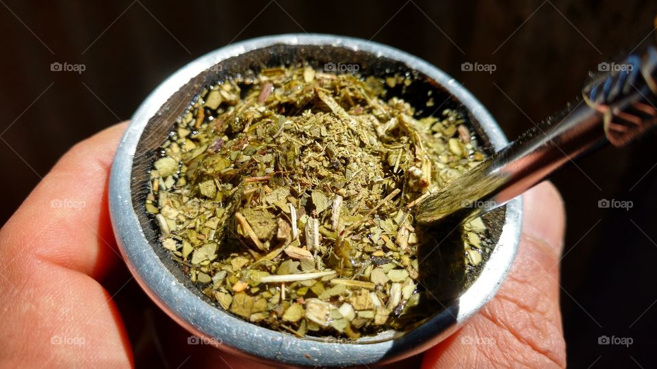 Bebida suave diurética. Erva Mate seca natural com água gelada.