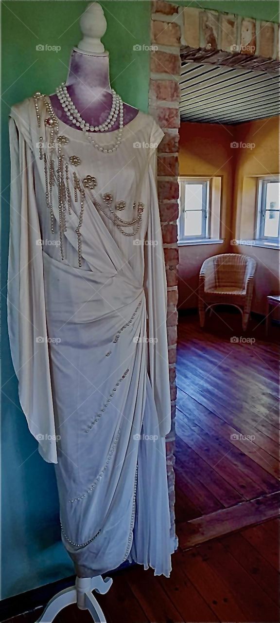 The room entitled the „Wedding Room“ at the „Blaue Scheune“, the landmark mansion and art studio that once housed early film actress „Astrid Nielsen“ and friends is available for rent to have people to take their nuptials there. 2023. Hypnotic Prod