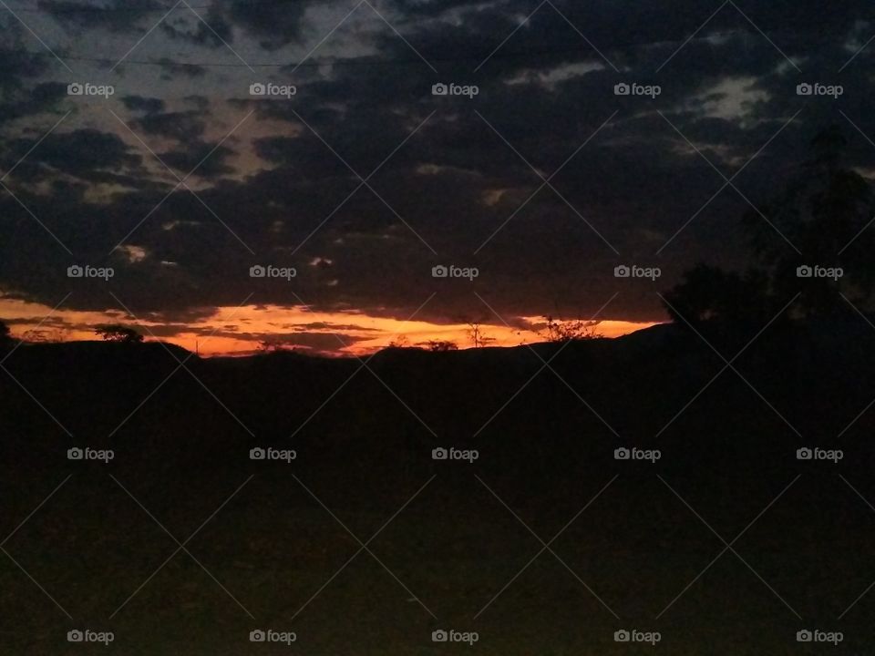 POR DO SOL COM NUVENS