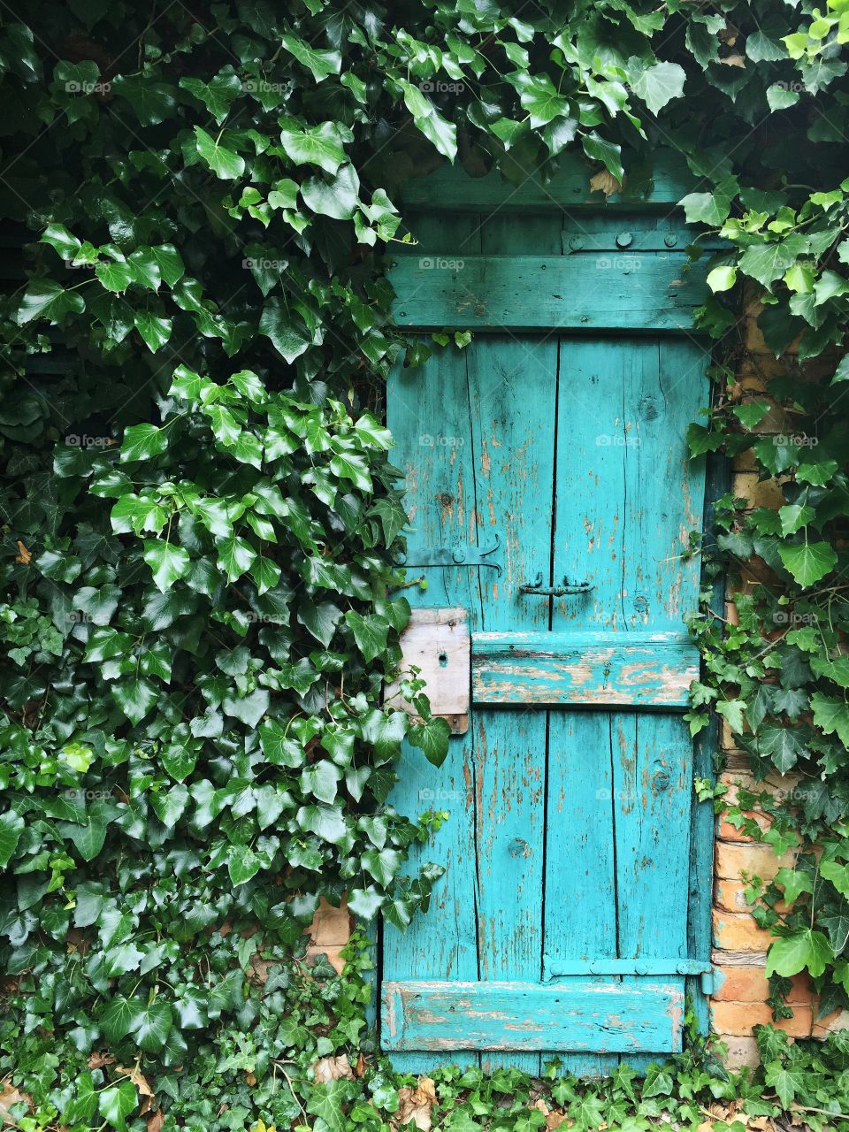 A quiet doorway in Croatia 