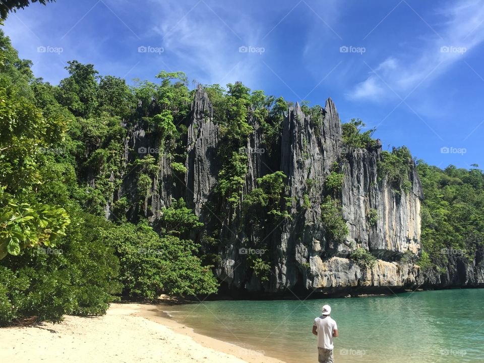 White sand beach and turquoise water in El Nido