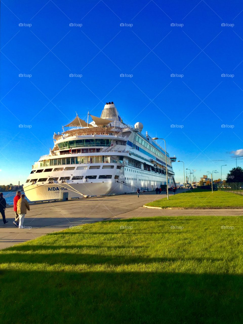 Cruise ship 