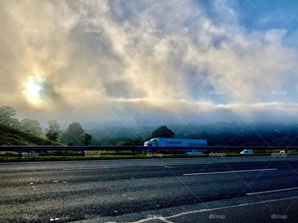 Na Rodovia dos Bandeirantes, Sol e Neblina ao longo da estrada. 

Ainda assim, será um bom dia de vida.
