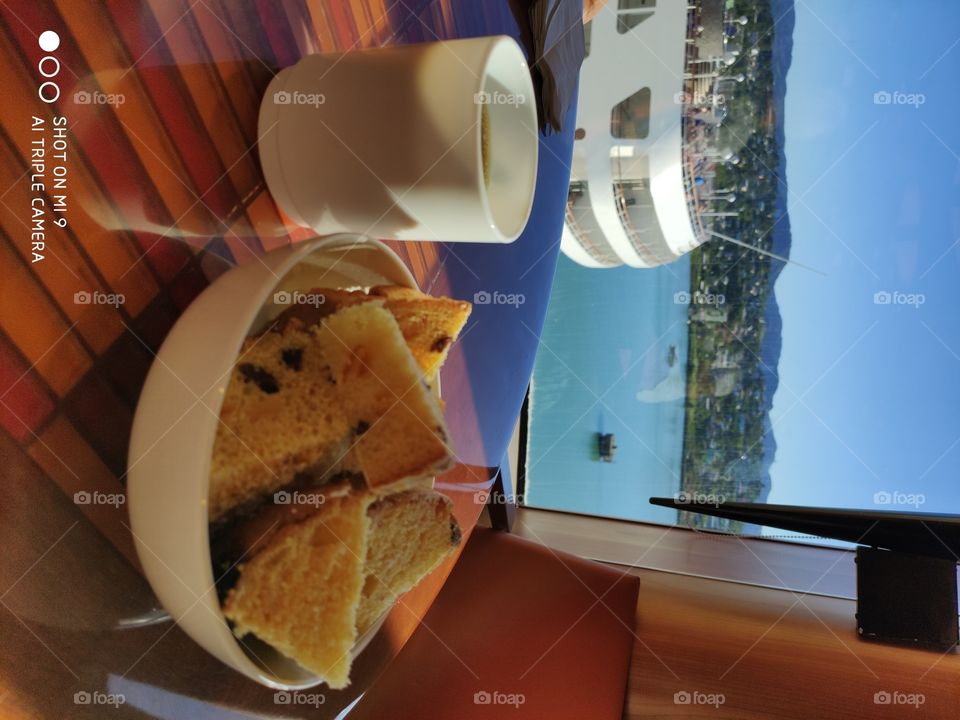 Breakfast in the boat 