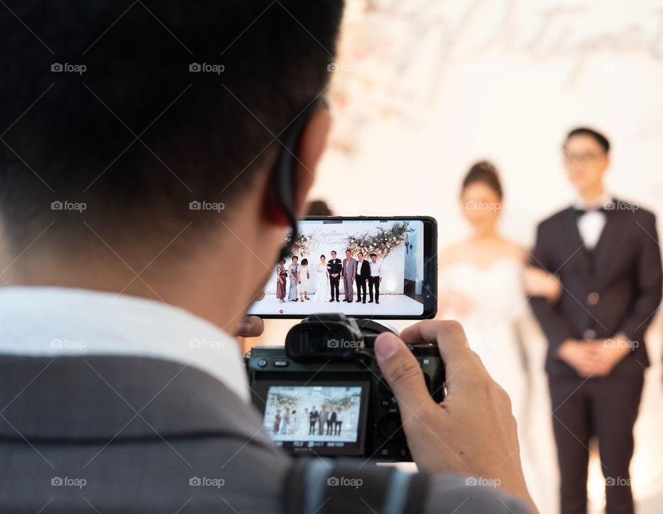 Amateur photography take his friend’s wedding party photograph by 2 cameras in the same time, Happy hobby time for him