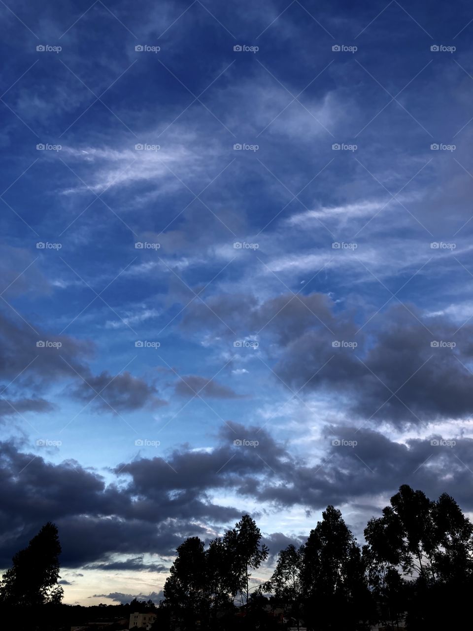 🇧🇷 Damn! After a dark day, only now, 17h, the blue comes to give a "hello" in the sky... It came late and is it already? / 🇺🇸 Arre! Depois de um dia escuro, somente agora, 17h, o azul vem dar um “alozinho” no céu… Veio tarde e já vai?