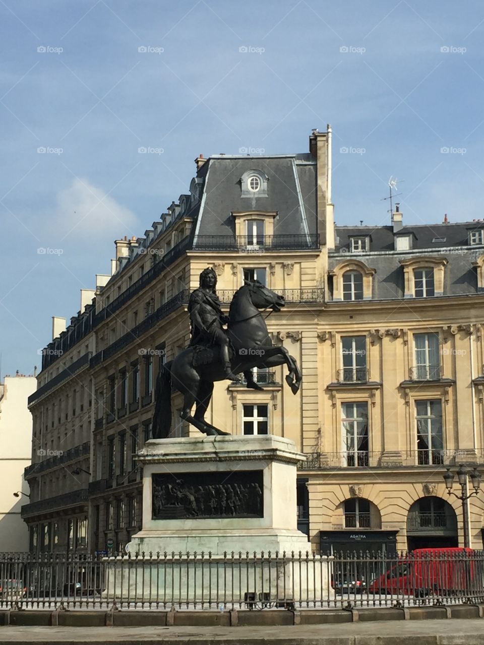 ✳️Place des Victoires, Paris✳️ http://jkvdtsar.tumblr.com/ (https://www.instagram.com/p/BYVX2EAA5wJ/?taken-by=jkvdtsar)