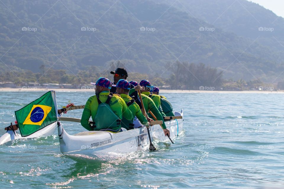 competidores de canoagem em alto mar.