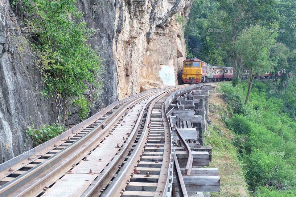 The Death Railway was built during the Second World War by Allied prisoners of war and Allied war workers. The Japanese army has been drafted to serve as a strategic route through Burma. Nowadays, this route to the end of the destination at Ban Tha Sao or the station. Waterfall Distance from Kanchanaburi station to the waterfall is about 77 km. "If you count the pillows to support the railway. The number of people - prisoners of war who were drafted to build this railroad was dead. "This is the story of the Thai-Burma Railway, a distance of more than 415 kilometers, the brutality and hardship of prisoners of war. receive Until it was dubbed The "Death Railway"