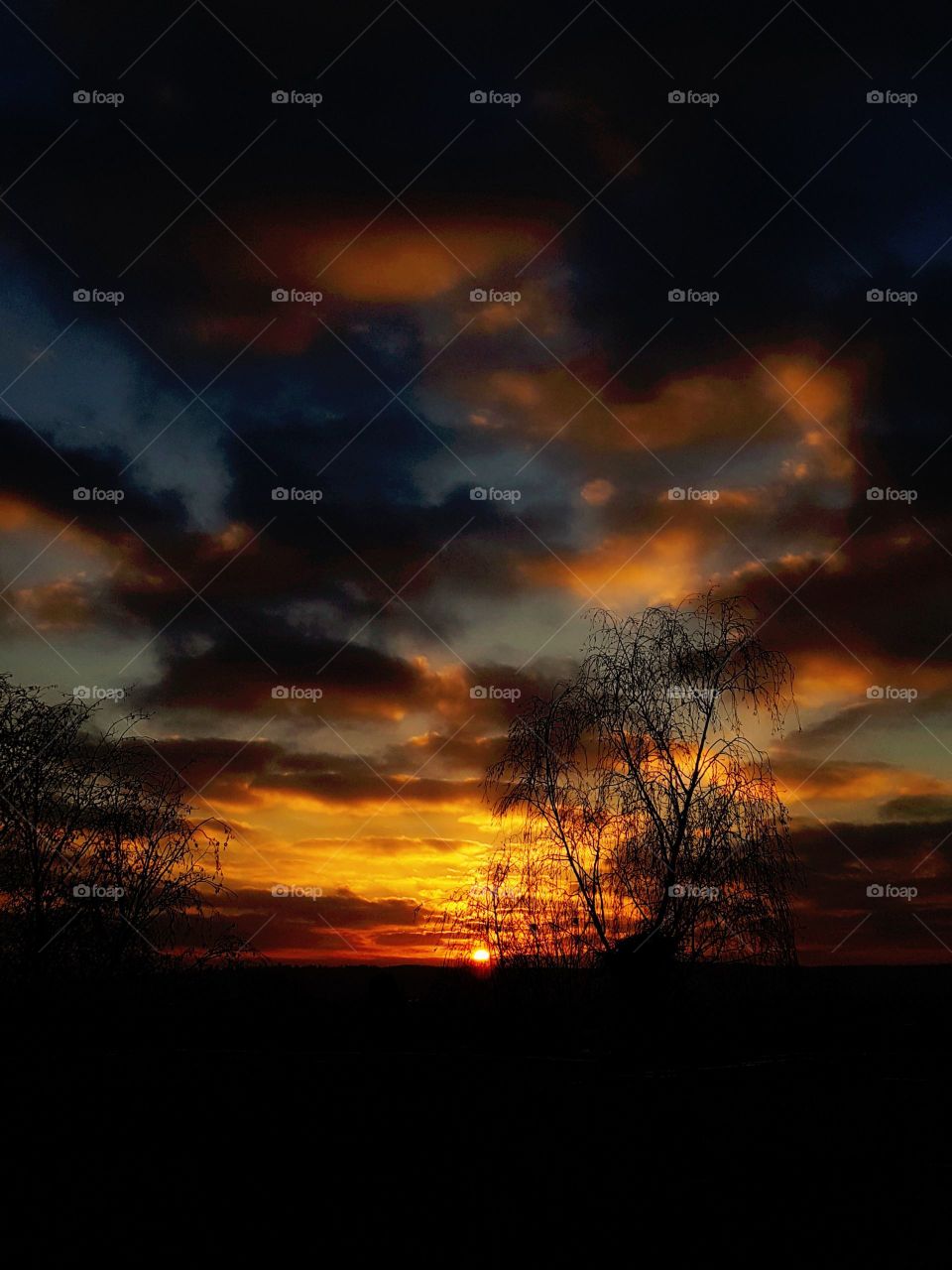 Schwarz Goldene Wolken am Himmel Unwetter