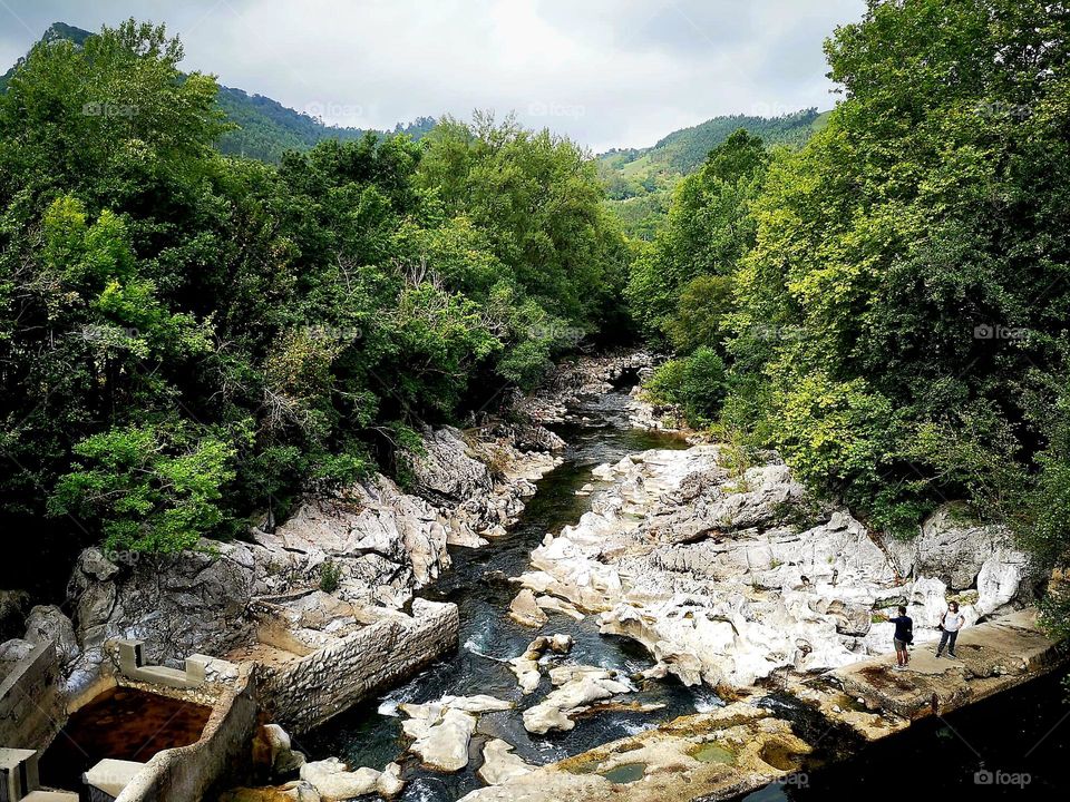 Siguiendo la corriente puedes hacer una hermosa ruta rio arriba o abajo. Este pueblo se encuentra rodeado de montañas y atravesado por un rìo. Puente Viesgo.