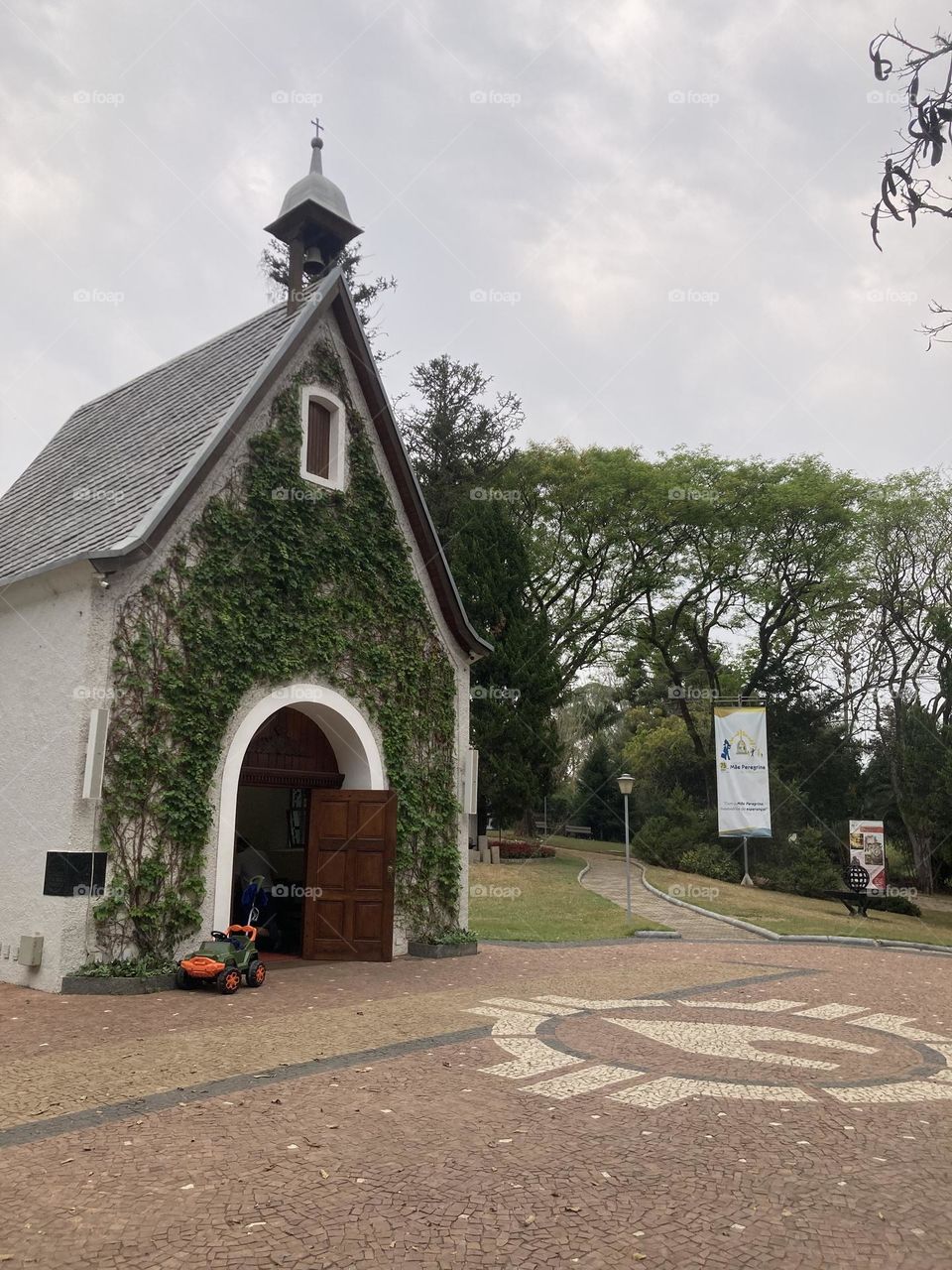 Durante as minhas andanças de trabalho, tive a oportunidade de passar, há pouco, no Santuário da Mãe Rainha Três Vezes Admirável de Schoenstatt, em Atibaia-SP. 
Aqui se encontra um recanto de paz. E diante da Eucaristia, um refugio de fé!