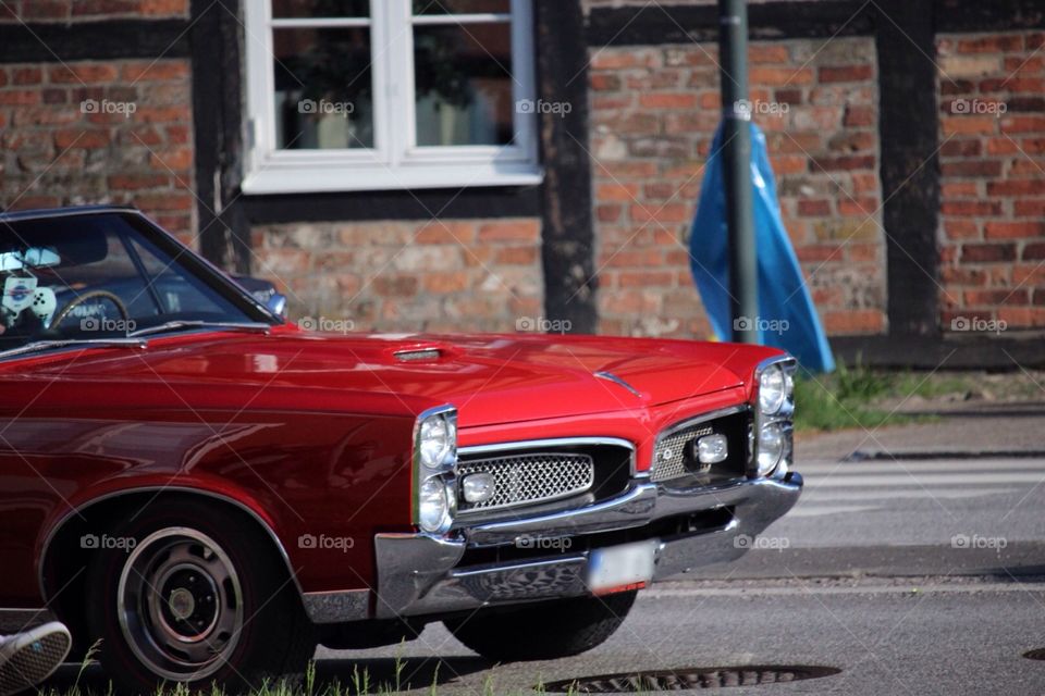 Veteran car  cruising 