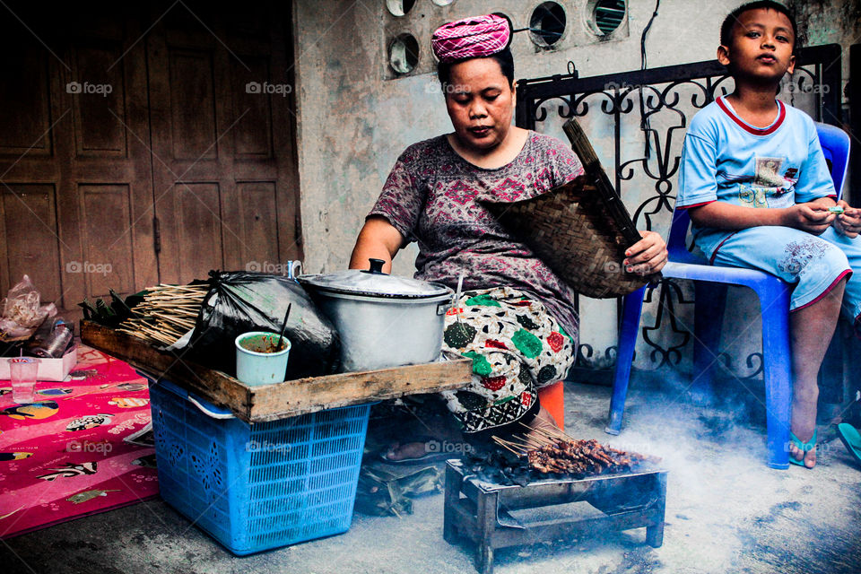 the struggle of a mother who sell sate, to finance the life of his family
