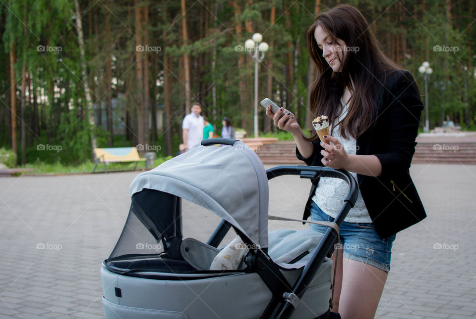 multitasking . walking & eating & chatting