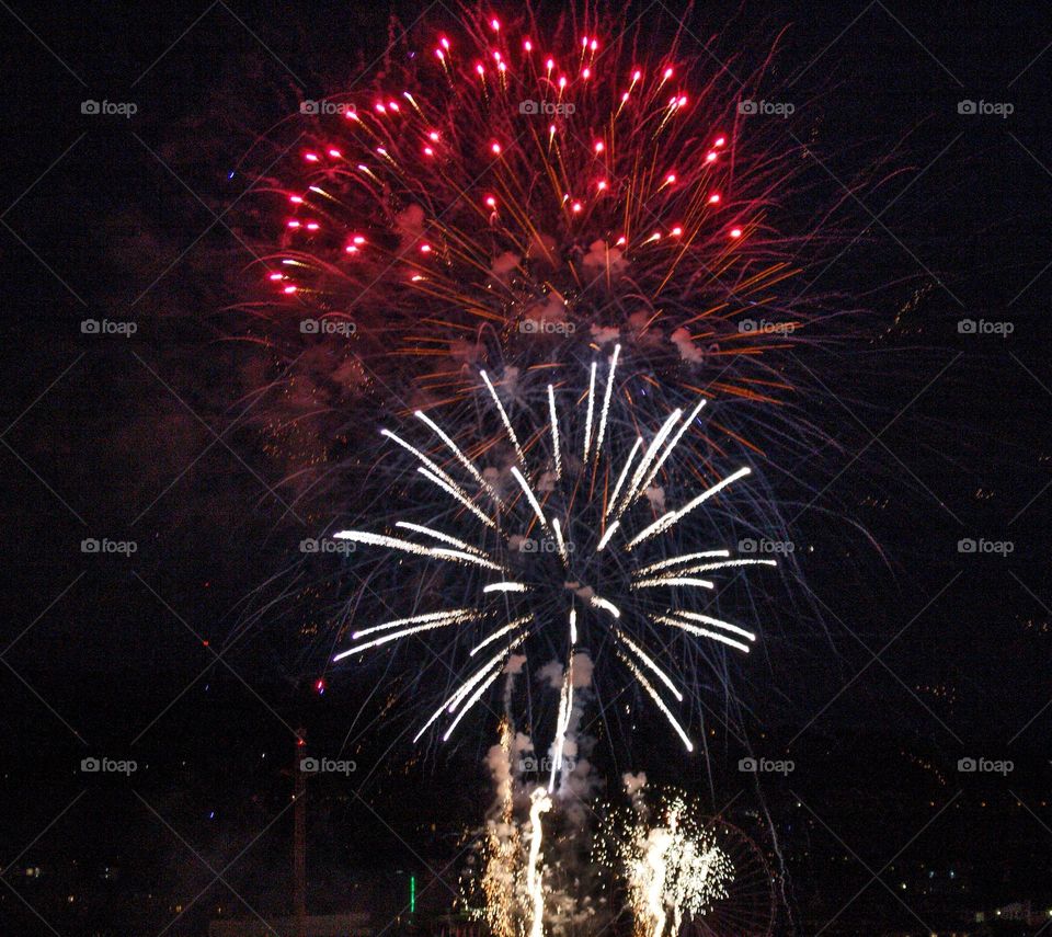 Kiliani fireworks at the fun fair with happiness Flimmers coming from the exploding rockets.