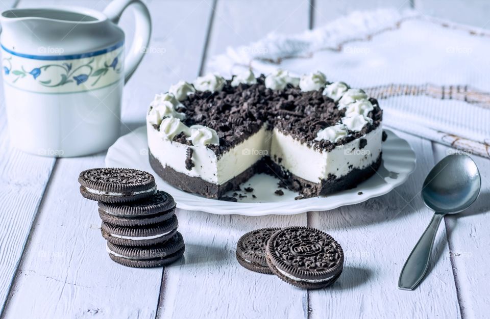 Oreo cheesecake and biscuits