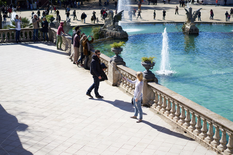 Turistas fotografiándose en Barcelona