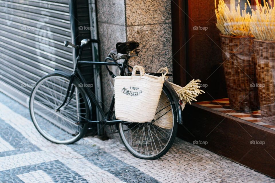 One lonely bicycle on street 