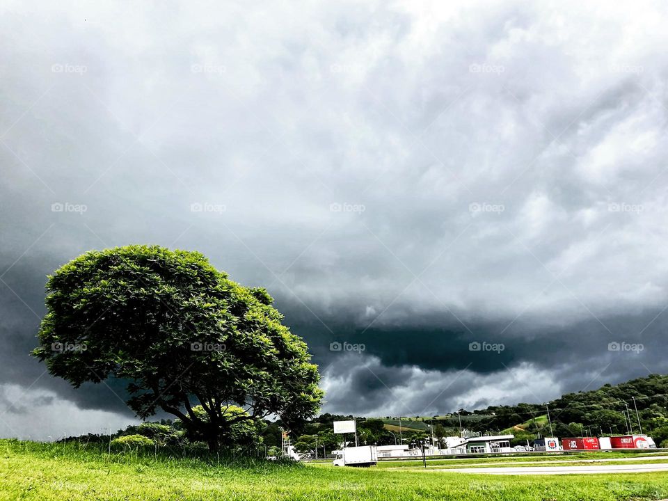 A chuva vem chegando… aqui em Itatiba, parece que está escurecendo! Que venha mansa…