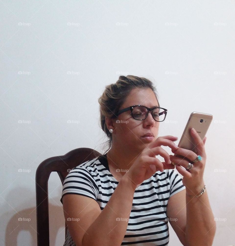 la mujer concentrada con su celular