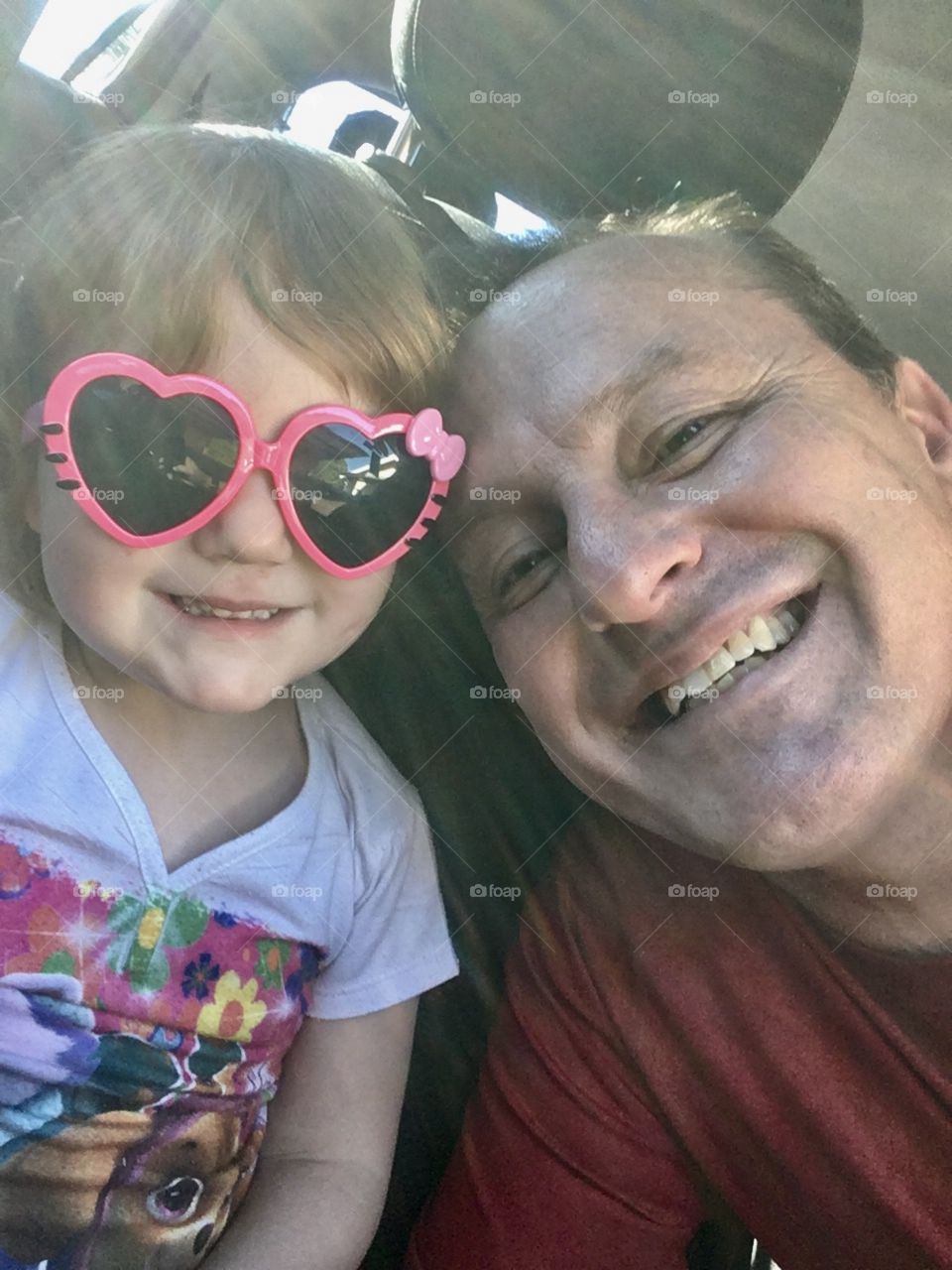 MY DAUGHTER, My life!                                          🇧🇷 CARINHO -
O que me deixa mais iluminado: os raios do sol sobre nós ou o sorriso da Estelinha?
A alegria de curtir a filha não tem preço! 