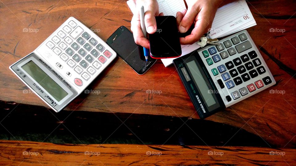 Contabilidade. Cálculos, calculadoras, celulares, ação, caneta, etc...