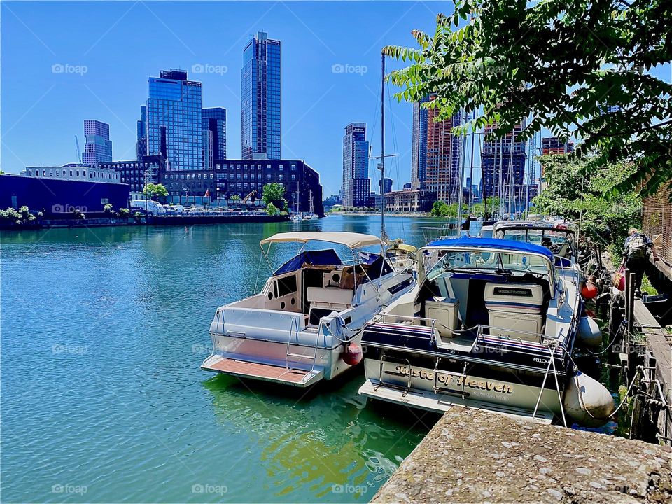 The vibrant deeply saturated colors of the turquoise blue ocean and all that reflects within it here at „Newtown Creek“ in LIC, Queens are an even stronger experience on a bright sunny day as this. 2023. Hypnotic Productions
