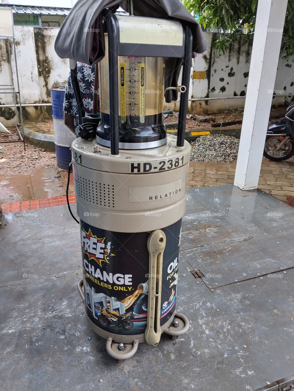 Engine oil filling machine for bikes and scooter.