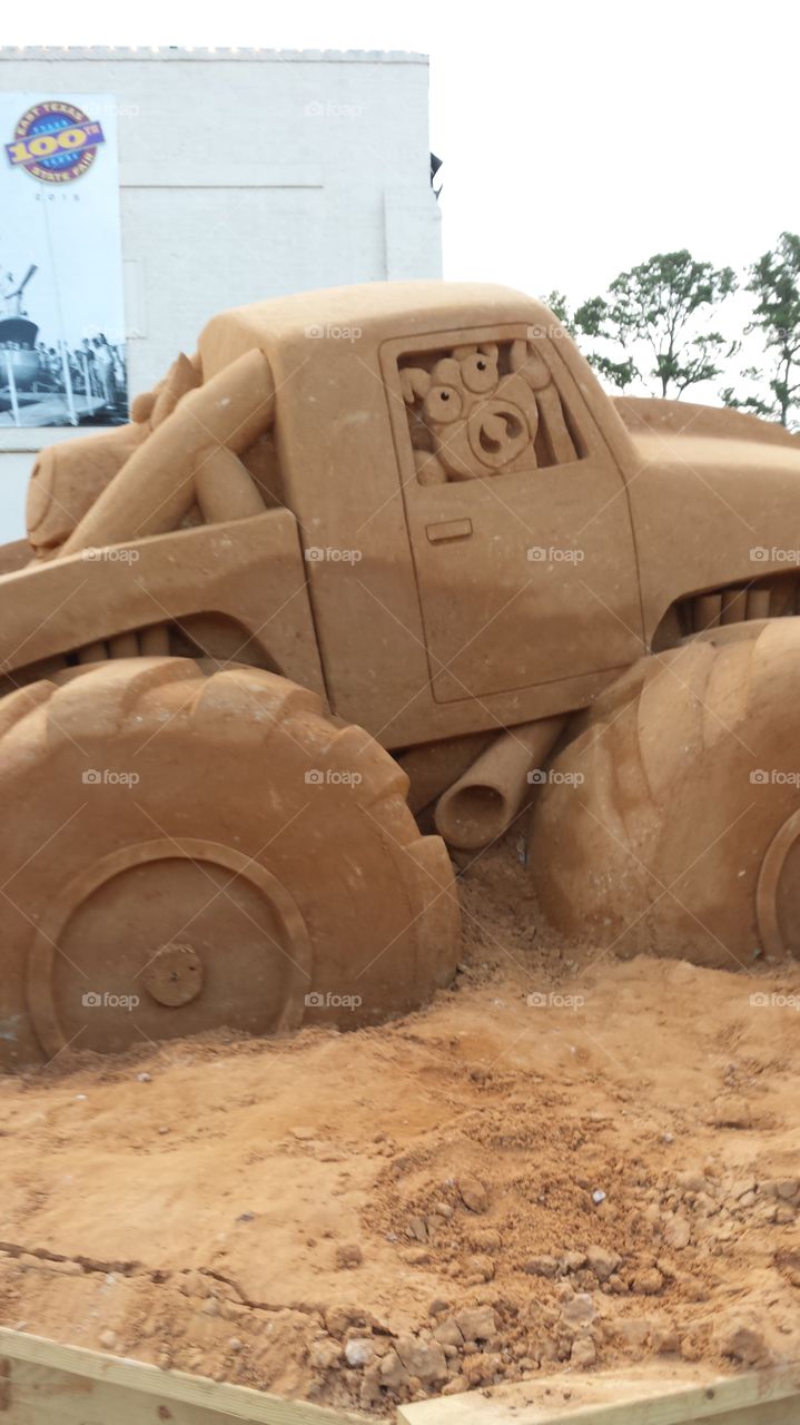 This is made out of sand people how clue is this