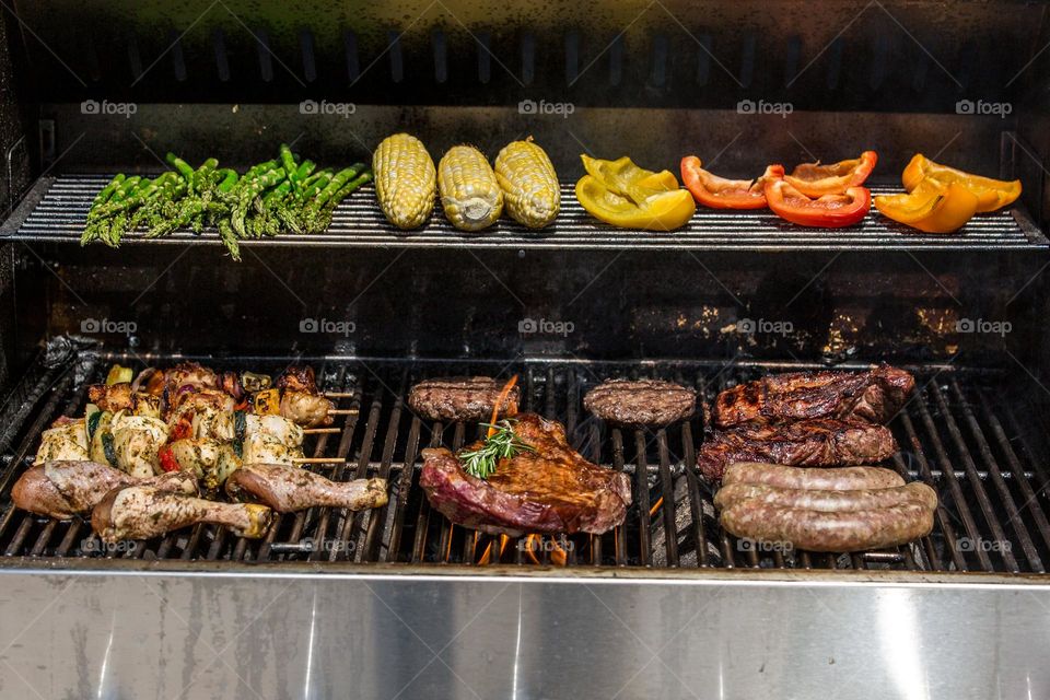 mmmm🤤 full grill full of meat and veggies.