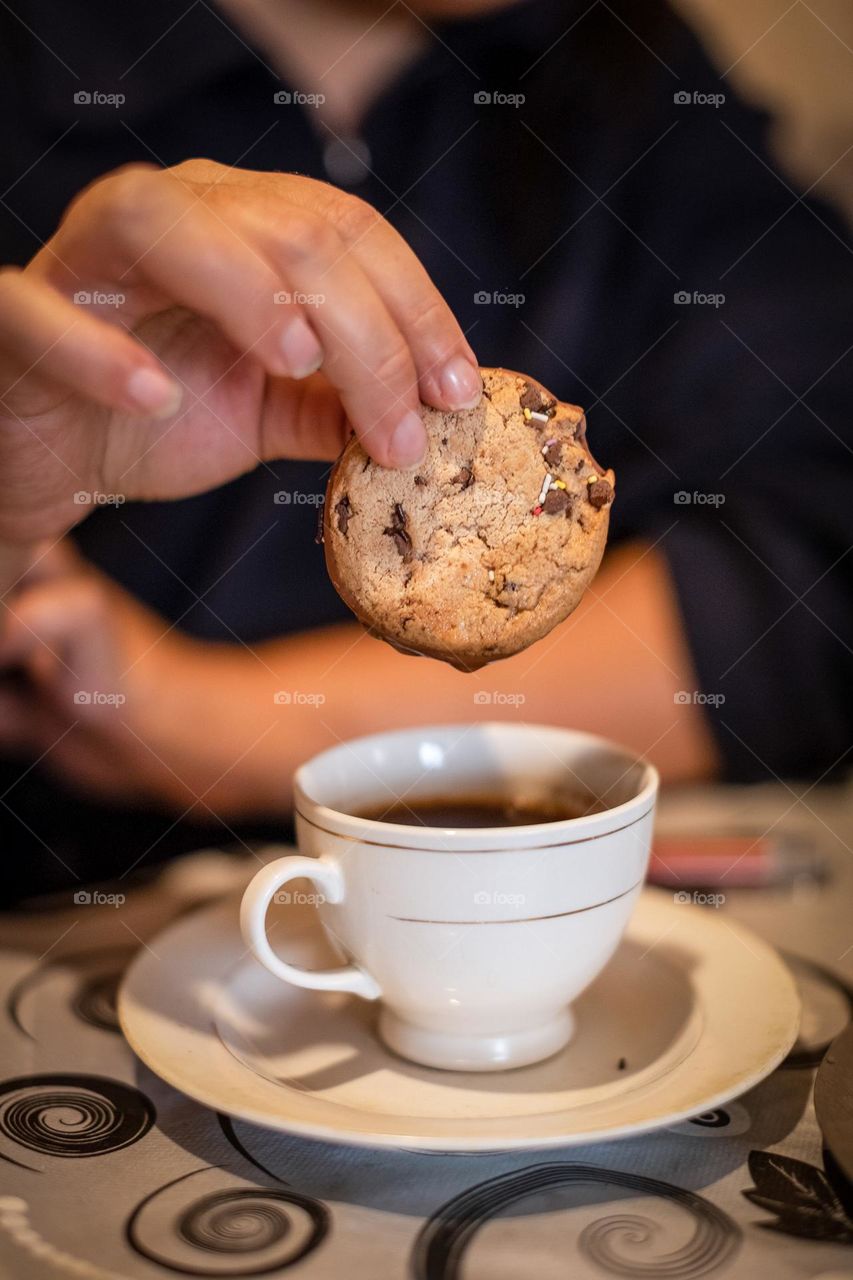 A chocolate cookie and the black Coffee