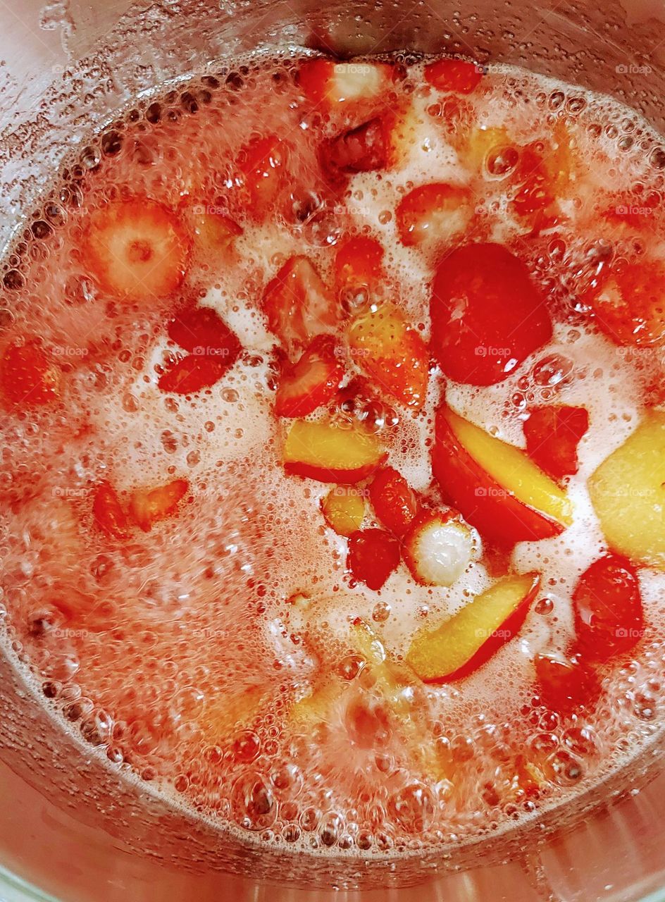 Geleia de morango e ameixa, deliciosa! Visual atiça o apetite!