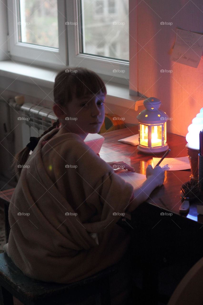 Girl draws with a simple pencil