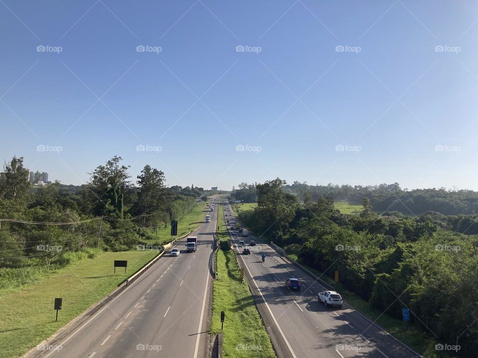 🇺🇸 How beautiful is the infinite blue on Dom Gabriel Highway!
Heading towards the city of Jundiaí, track.

🇧🇷 Que beleza o azul infinito na Rodovia Dom Gabriel!
No sentido Jundiaí, pista livre. 
