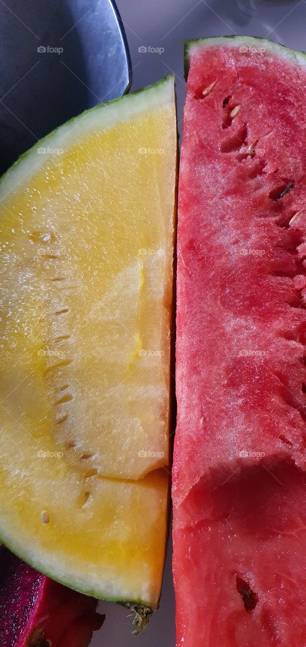 pastèque rouge et jaune