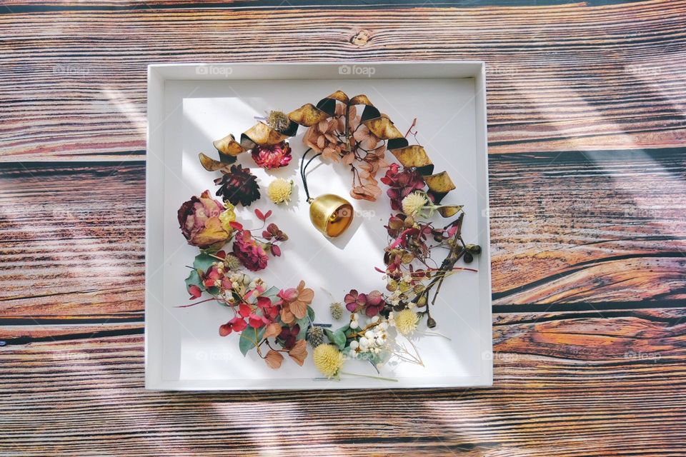 DIY wreath with dry flowers 