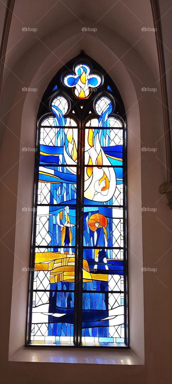 This is the beautiful interior of the church in “Garmisch Partenkirchen” high up in the Bavarian Alps. The stain glass windows have a more modern style but they are no less beautiful than their older counterparts. 2023. Hypnotic Productions