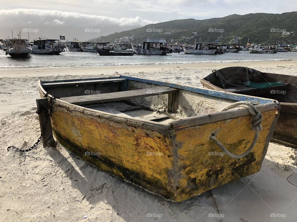 Barco amarelo.