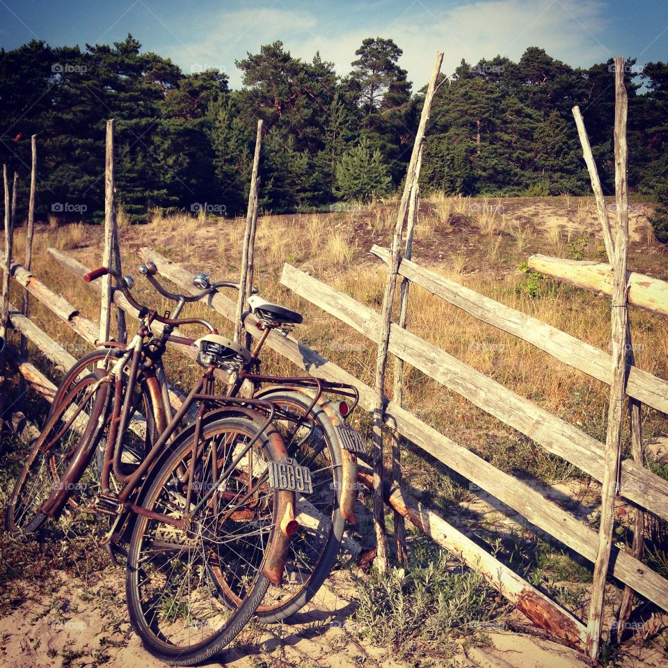 Last summer in Sweden. Cycling. Bikes. Beach. Retro. Vintage. Love. Couple. Summer. Sweden. Island life. Gotland. 