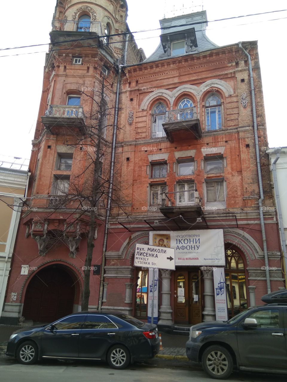 Старинное здание весной на улице Киева.