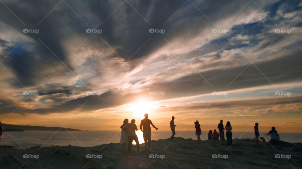 mirando la Puesta de Sol, una tarde de verano