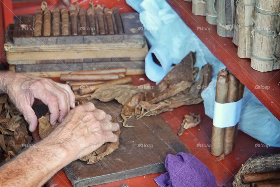 Cigar maker 