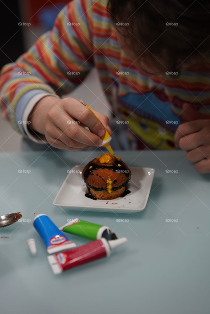 decorando una madalena niño en casa