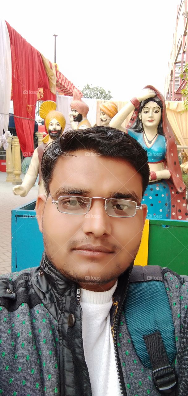 here is prem temple. all times in this location have many people, coming to found their loves.