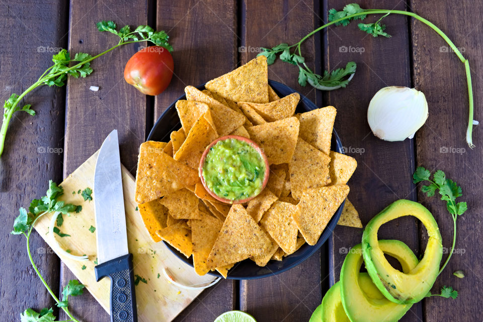 nachos with guacamole