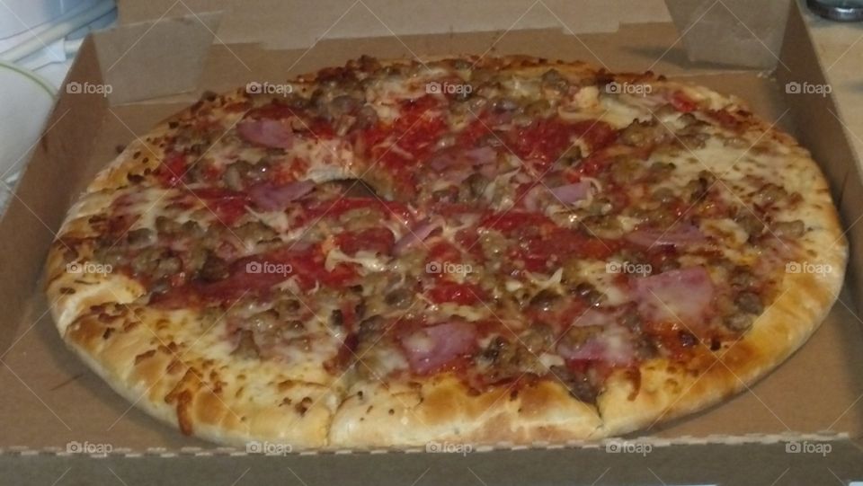 Mmmnnn....PIZZA !. I took a photo of a store bought pizza that looked so good !
